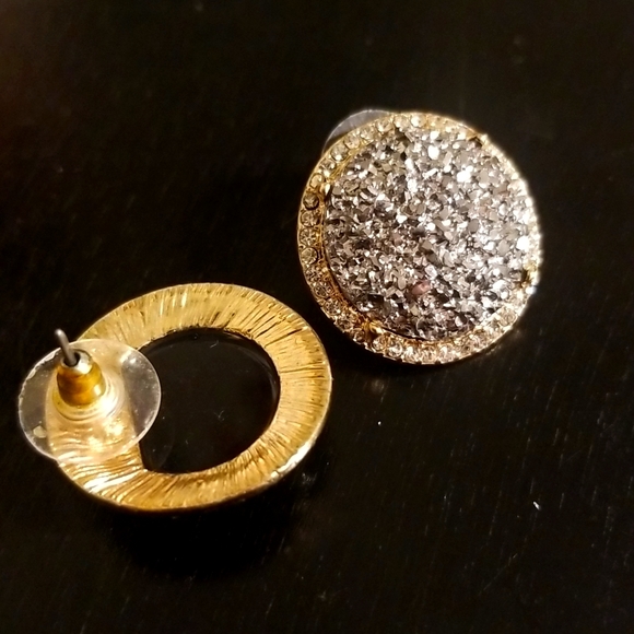 Beautiful large studs gold color with grey middle and stones - Picture 2 of 3